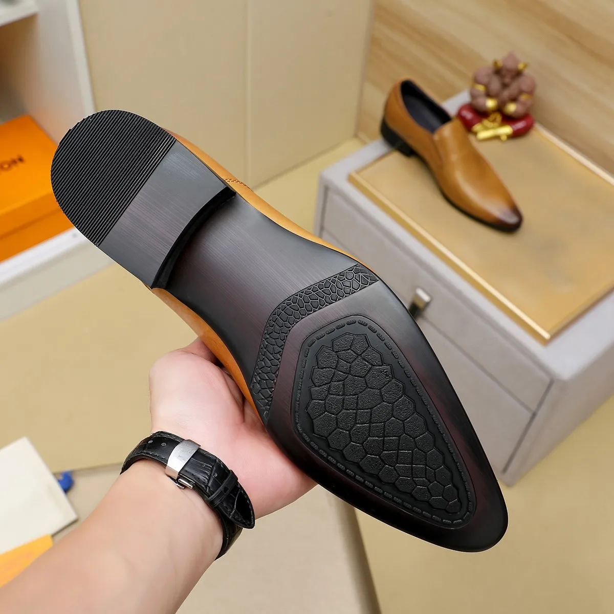 Men's shoes 💰540 💰 Louis Vuitton LV ® Autumn and Winter 🆕 models 🔛Full shoe counter First layer cowhide, 🐂Leather lined casual shoes for men, super soft outsole, essential for driving. Counter synchronization Original first layer cowhide Completely 1:1 mold customization 🌹Top version, 3 colors available! Number: 38-45 (37.46. Customized)